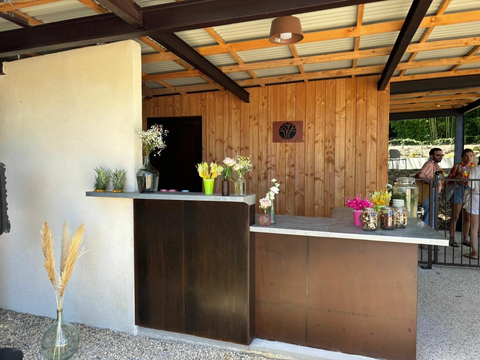 Bloc sanitaires en bois près de la piscine du Mas Aubrilha, domaine mariage Hérault avec équipements confort