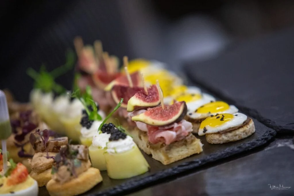 Plateau de canapés gastronomiques sur ardoise pour cocktail de mariage au Mas de Baumes en Hérault