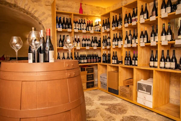 Sélection de bouteilles de vin dans la cave voûtée du Mas de Baumes, accord mets et vins pour mariage Hérault