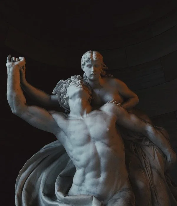 Sculpture classique en marbre blanc de deux figures enlacées, décoration artistique Mas de Baumes mariage Hérault