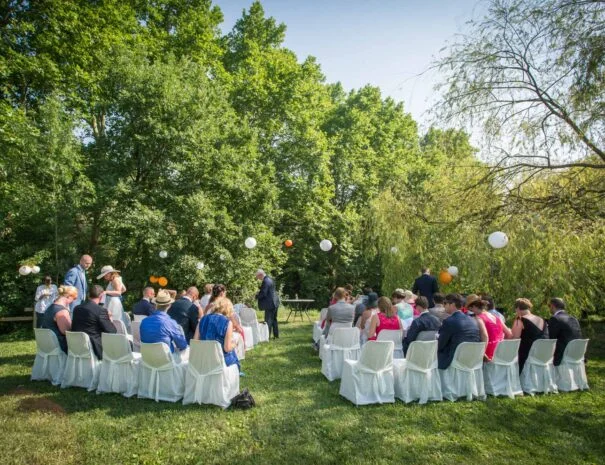 Cérémonie laïque en plein air sous les arbres au Mas de Pradines, mariage en Hérault