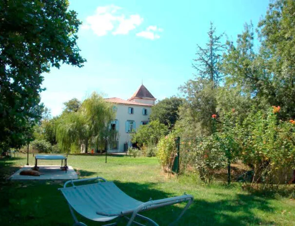 Façade du Mas de Pradines avec sa tour caractéristique vue depuis le jardin - Domaine mariage Hérault