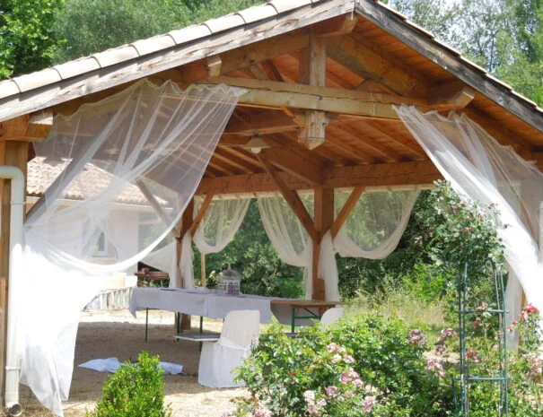 Gazebo en bois avec voilages blancs pour cérémonie champêtre au Mas de Pradines, Hérault