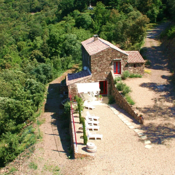 Gîte en pierre isolé dans la garrigue au Mas de Pradines, hébergement mariage Hérault