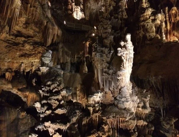 Grotte à stalactites et stalagmites à proximité du Mas de Pradines, activité touristique dans l'Hérault