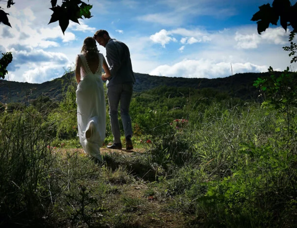 Couple de mariés en contre-jour dans la garrigue héraultaise lors d'un mariage au Mas de Pradines