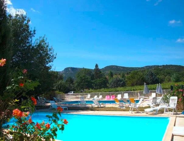 Piscine du Mas de Pradines avec transats et vue sur les collines héraultaises - Domaine de mariage
