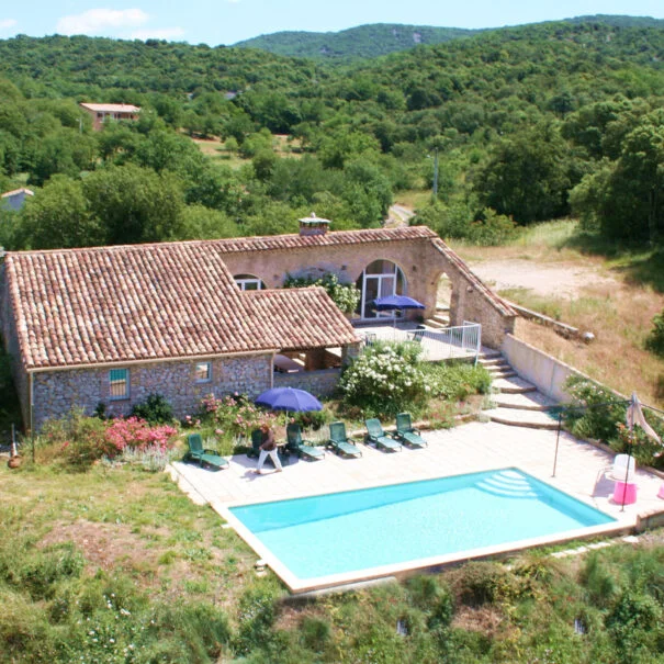 Vue aérienne de la piscine et du gîte en pierre du Mas de Pradines en Hérault