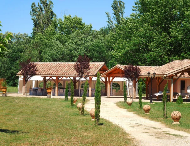 Salles de réception en bois et cyprès du Mas de Pradines, lieu de mariage en Hérault