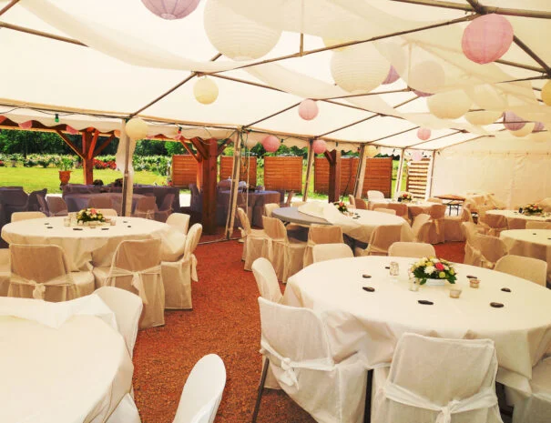 Tente de réception avec tables rondes et lanternes chinoises pour mariage au Mas de Pradines, Hérault