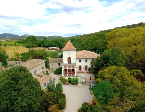 Vue aérienne du Mas de Pradines, domaine de mariage en Hérault avec château, dépendances et vignes