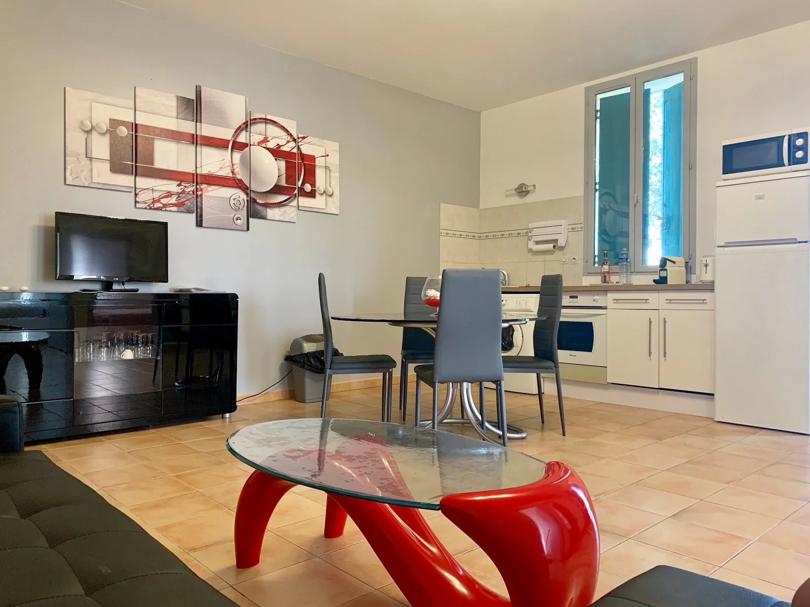 Mas du Pont Hérault - appartement séjour cuisine ouvert avec table basse rouge design et cuisine équipée