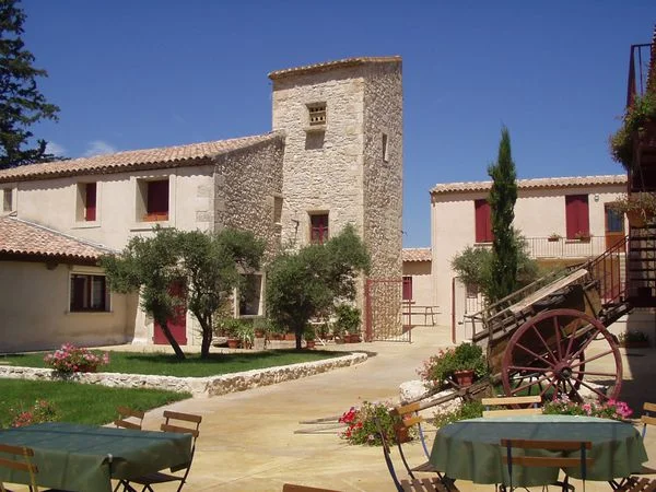 Mas du Pont Hérault - cour intérieure mas provençal tour en pierres oliviers et charrette ancienne