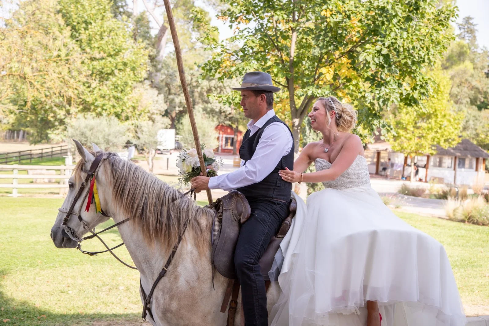 Mas du Pont Hérault - mariés à cheval blanc camarguais tradition gardiane dans le domaine