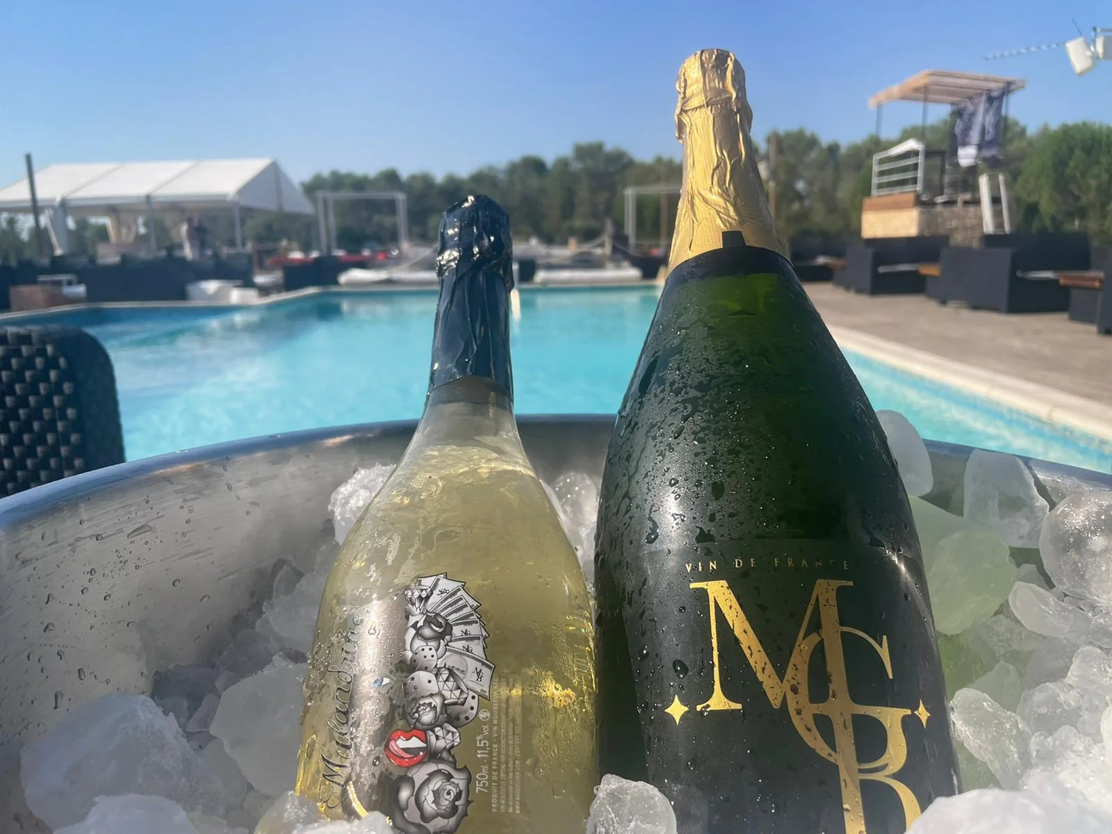 Bouteilles de champagne au seau à glace au bord de la piscine du Mas Guilhem en Hérault
