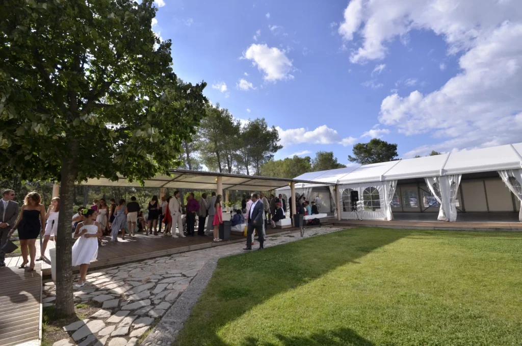 Cocktail de mariage en extérieur sous pergola avec invités au Mas Guilhem en Hérault
