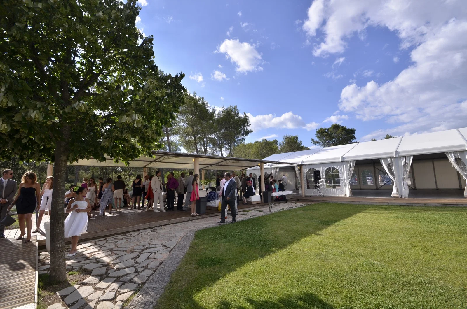 Cocktail de mariage en extérieur sous pergola avec invités au Mas Guilhem en Hérault