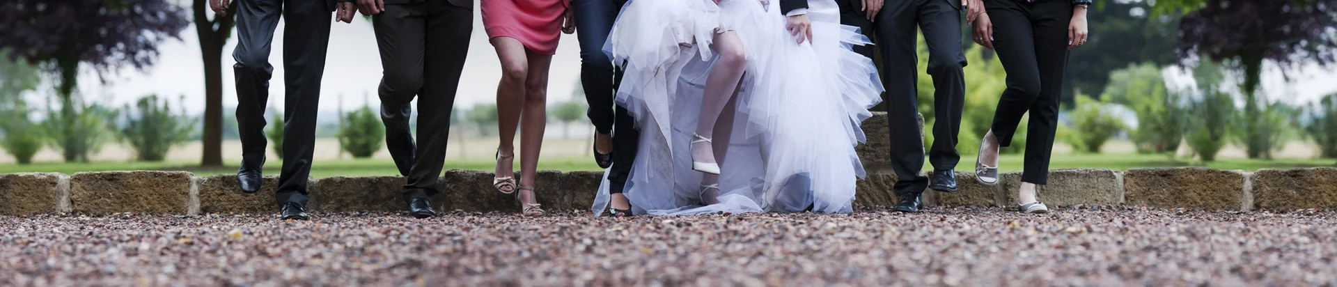 Cortège de mariés marchant sur l'allée du Mas La Mourade domaine mariage Hérault