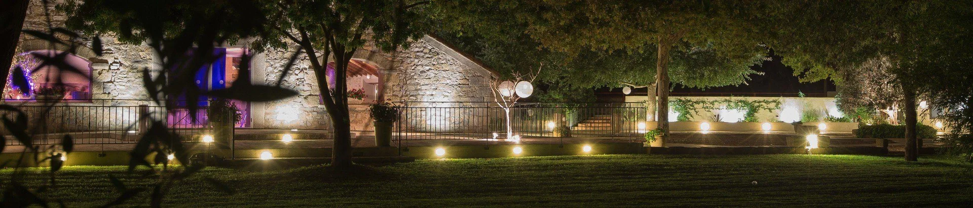 Mas La Mourade illuminé de nuit domaine mariage Hérault bâtisse provençale jardin éclairé