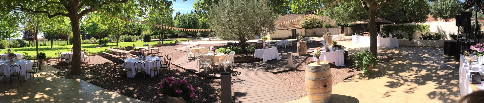 Vue panoramique extérieure du Mas La Mourade domaine mariage Hérault terrasse et jardin provençal