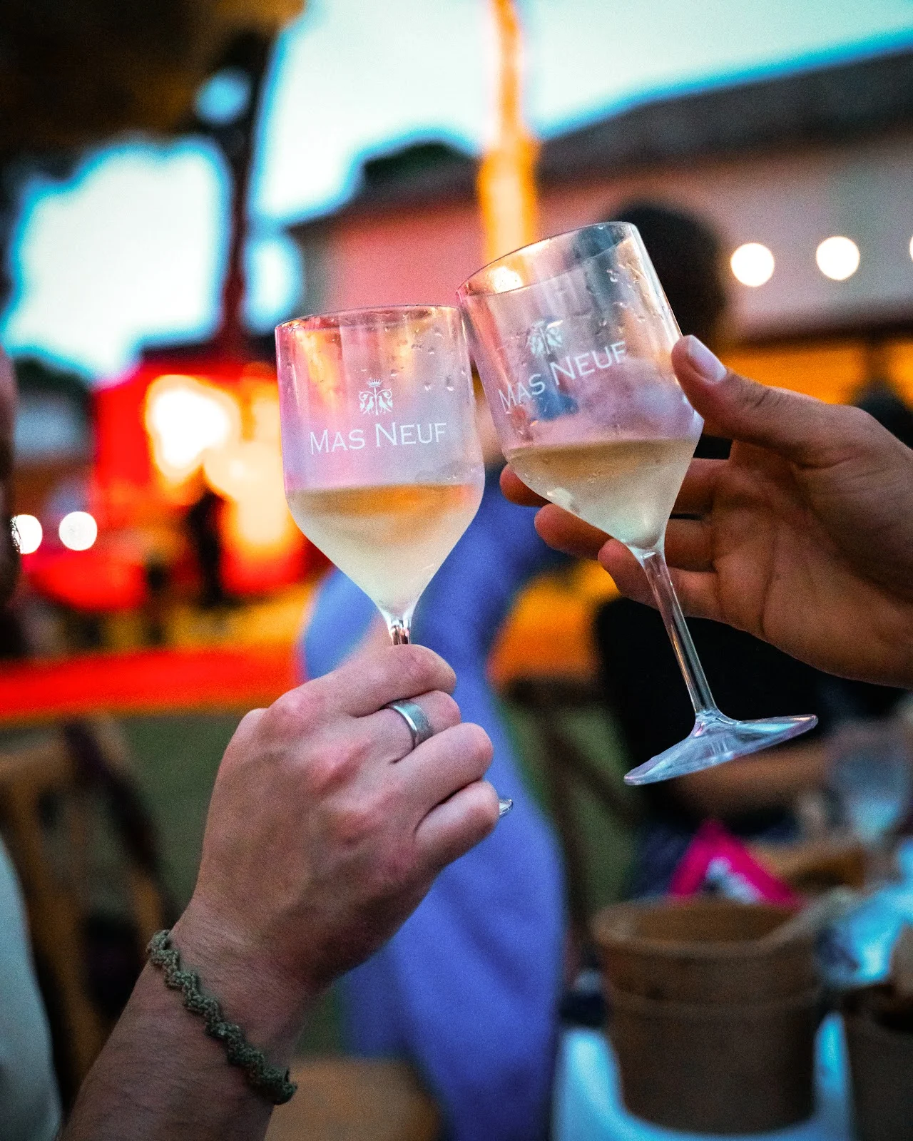 Toast avec verres de vin blanc Mas Neuf lors d'une fête dans l'Hérault, vins du domaine pour mariages et événements