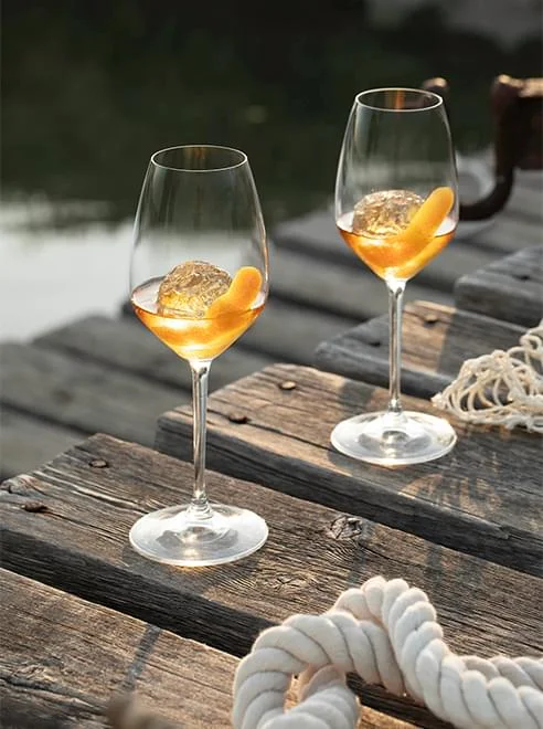 Deux verres de Noilly Prat Ambré sur ponton en bois au bord de l'étang de Thau à Marseillan, Hérault