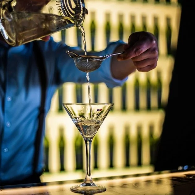 Barman préparant un cocktail Martini avec Noilly Prat dans le bar de la Maison Noilly Prat à Marseillan, Hérault