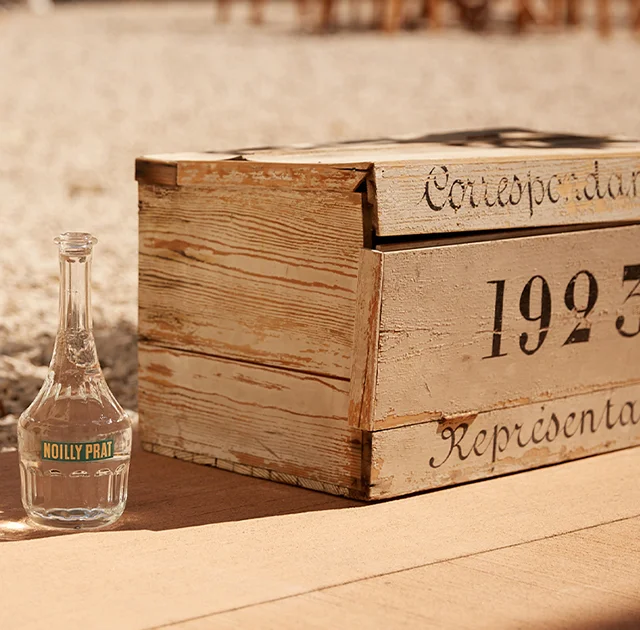 Miniature Noilly Prat et caisse en bois ancienne datée 1923 à Marseillan, témoignage de l'histoire du vermouth en Hérault