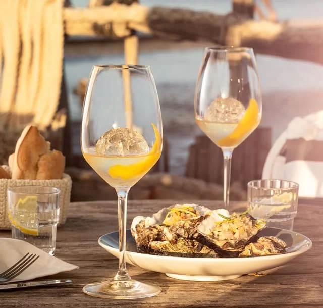 Cocktail Noilly Prat et huîtres fraîches au bord de l'étang de Thau – réception mariage Marseillan, Hérault
