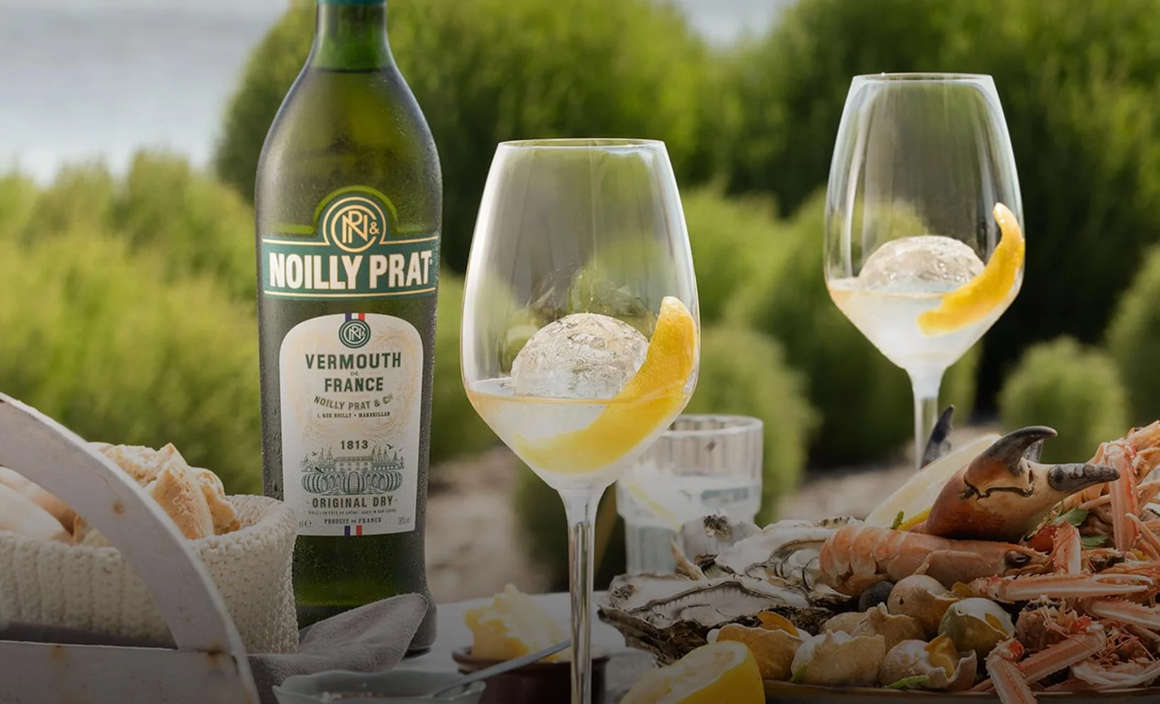 Cocktail Noilly Prat Original Dry avec fruits de mer en extérieur – apéritif mariage au bord de l'étang de Thau, Marseillan Hérault