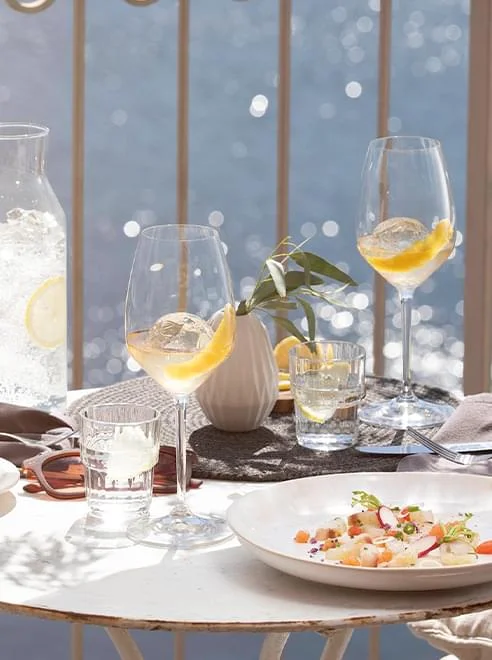 Table dressée avec Noilly Prat blanc et plat de poisson en bord de mer pour un mariage en Hérault à Marseillan