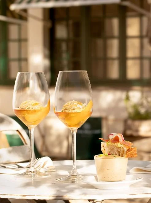 Verres de Noilly Prat et mise en bouche gastronomique sur terrasse ensoleillée à Marseillan pour un mariage en Hérault