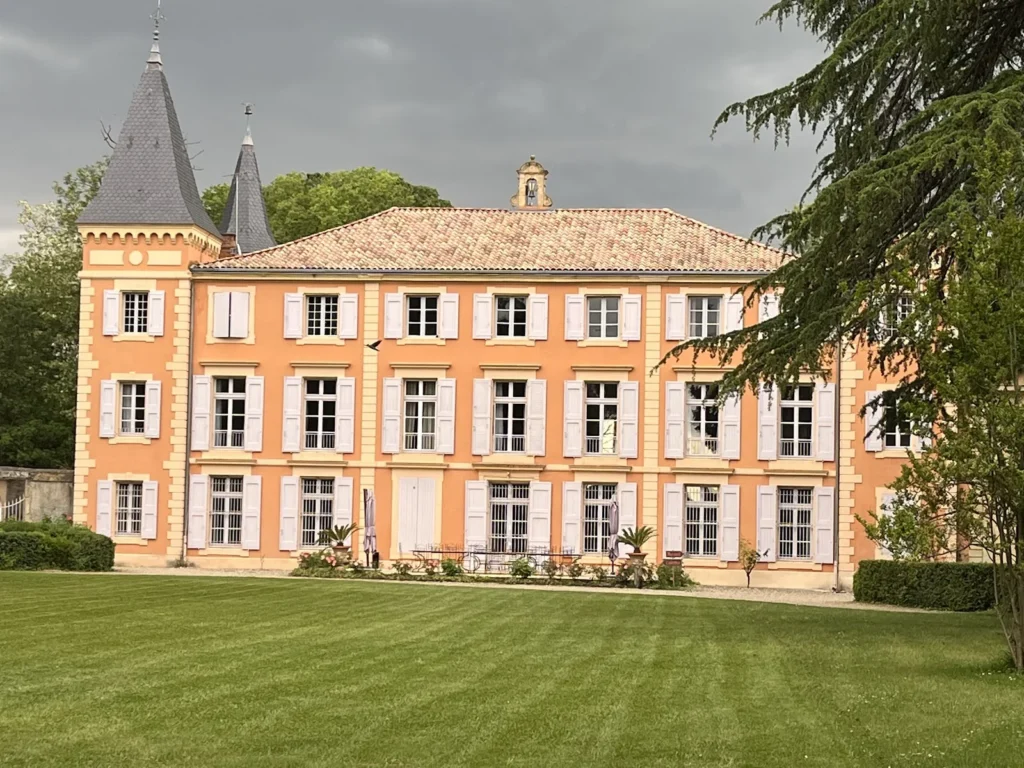 Façade aux teintes toscanes du Château de Roquelune et son parc à Pézenas
