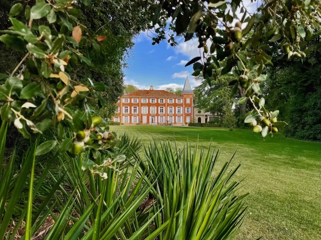 Le Château de Roquelune entouré de son parc arboré à Pézenas