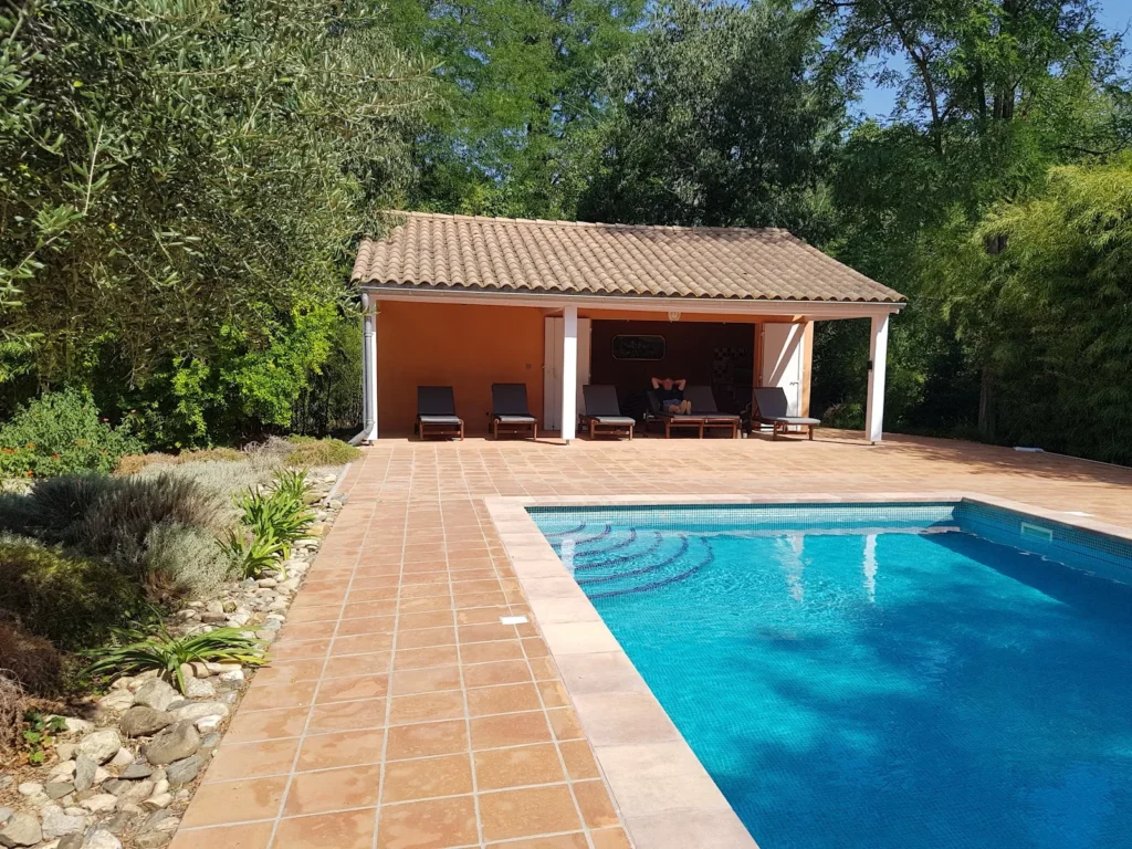 Piscine et pool house du Château de Roquelune à Pézenas