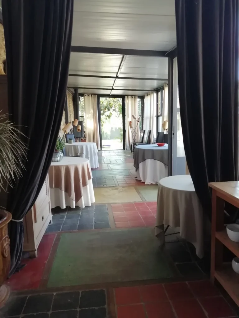Salon de réception intérieur du Clos de Maussanne à Béziers