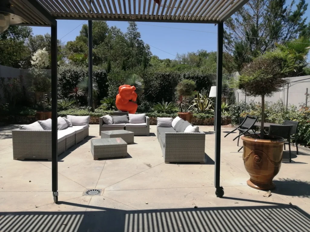 Terrasse couverte sous pergola et espace lounge du Clos de Maussanne à Béziers