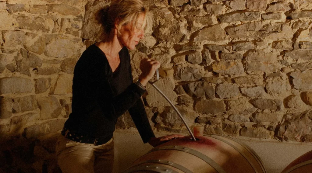 Nathalie Delbez, vigneronne, dans le chai du Domaine DeCalage