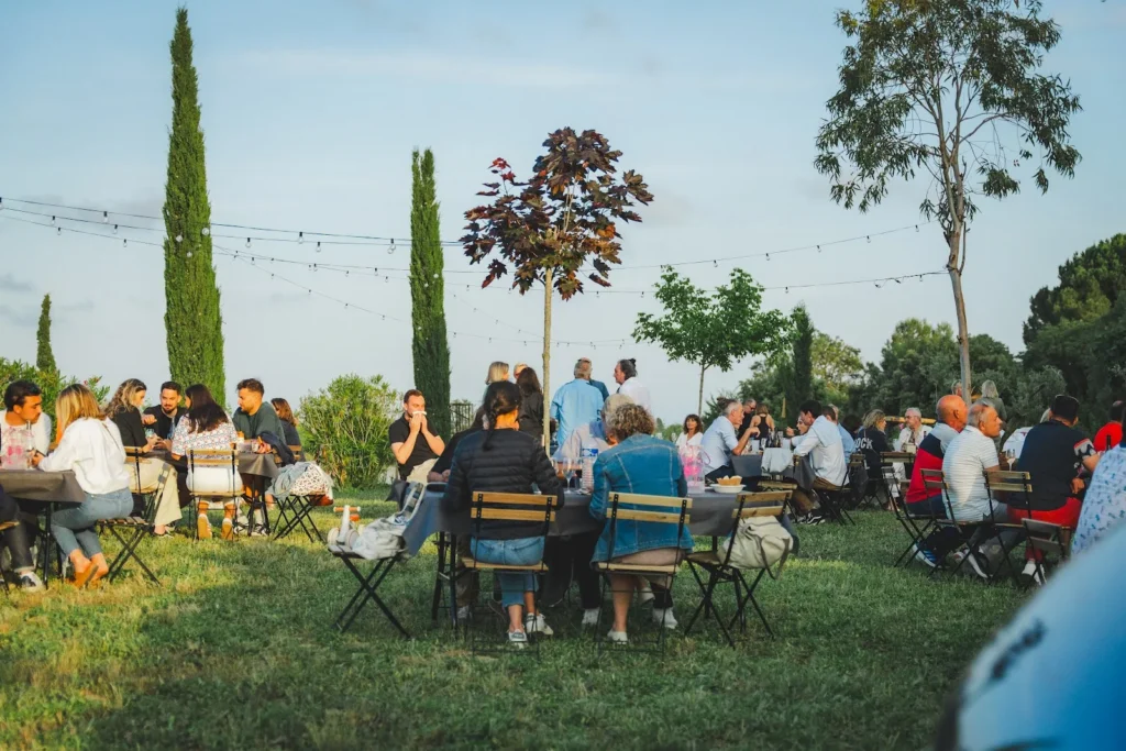 Repas d'événement en plein air dans le jardin du Domaine DeCalage, près de Montpellier
