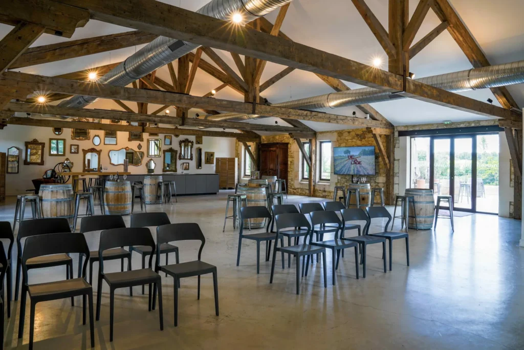 Salle de réception voûtée et modulable du Domaine DeCalage, jusqu'à 200 personnes