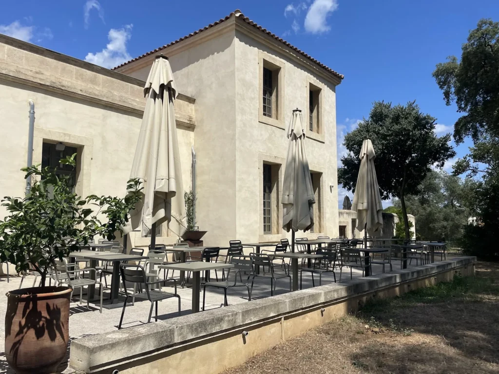 Terrasse et bâtisse du Domaine du Grand Puy à Montpellier