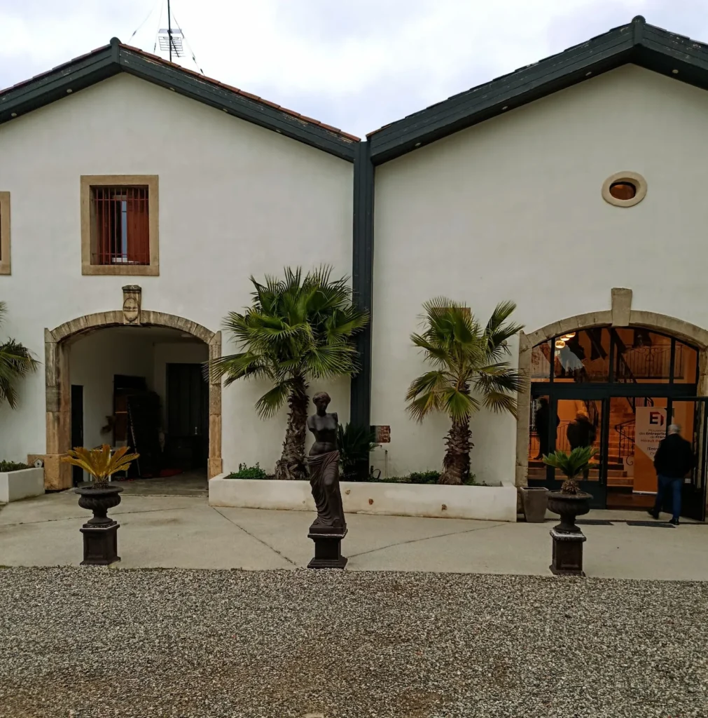 Façade et cour du Domaine des Hautes Vignes à Béziers