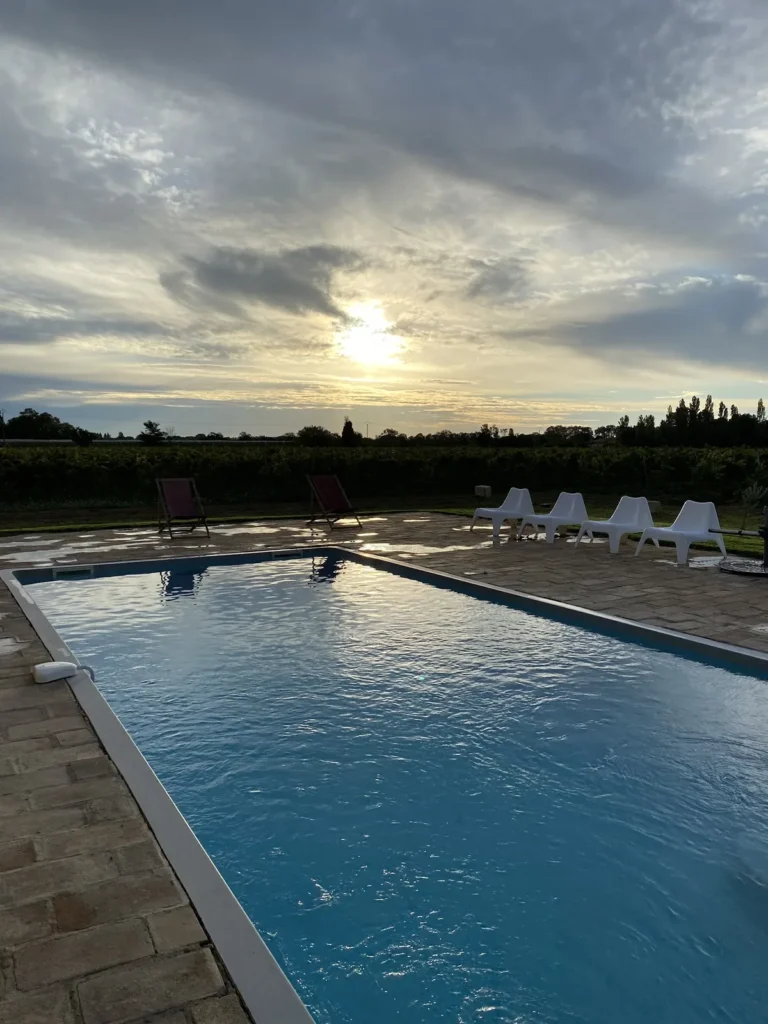 Piscine à débordement au coucher du soleil au Domaine la Clausade à Mauguio