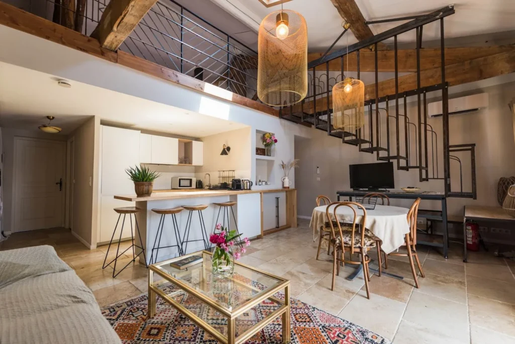 Intérieur lumineux d'un gîte du Domaine Sesquier à Mèze
