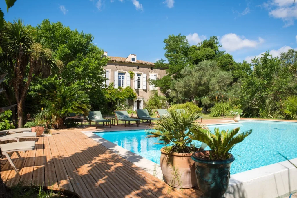Le mas du Domaine Sesquier, sa piscine et son jardin à Mèze