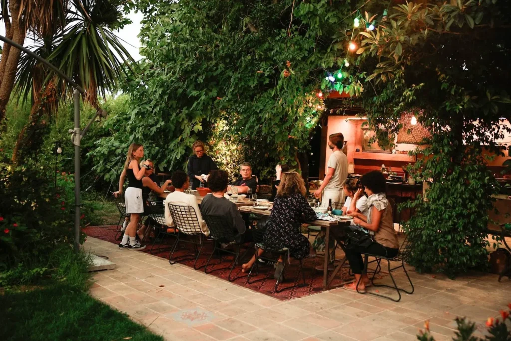 Repas de réception en plein air sous les arbres au Domaine Sesquier à Mèze