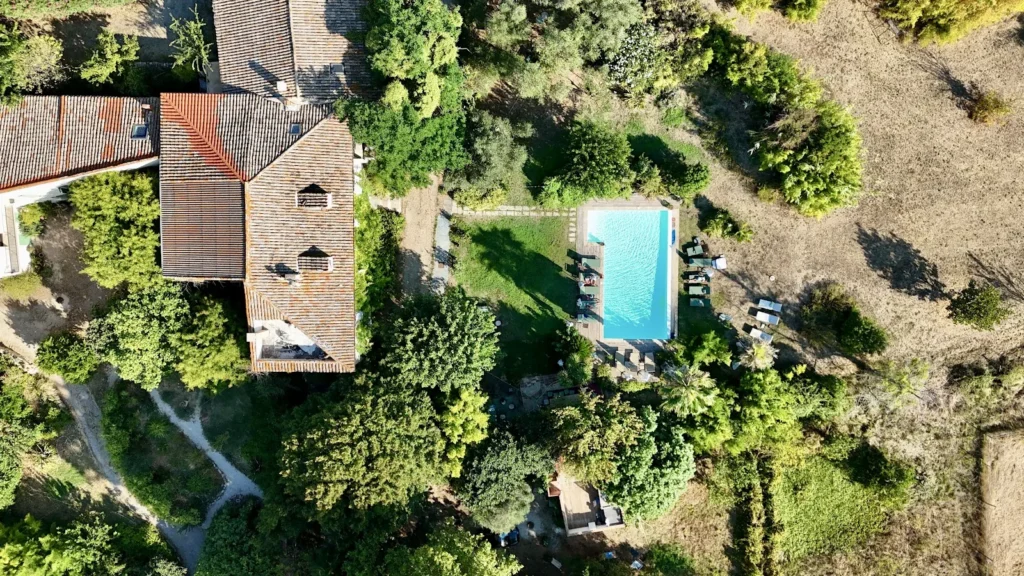 Vue aérienne du Domaine Sesquier et de son parc à Mèze