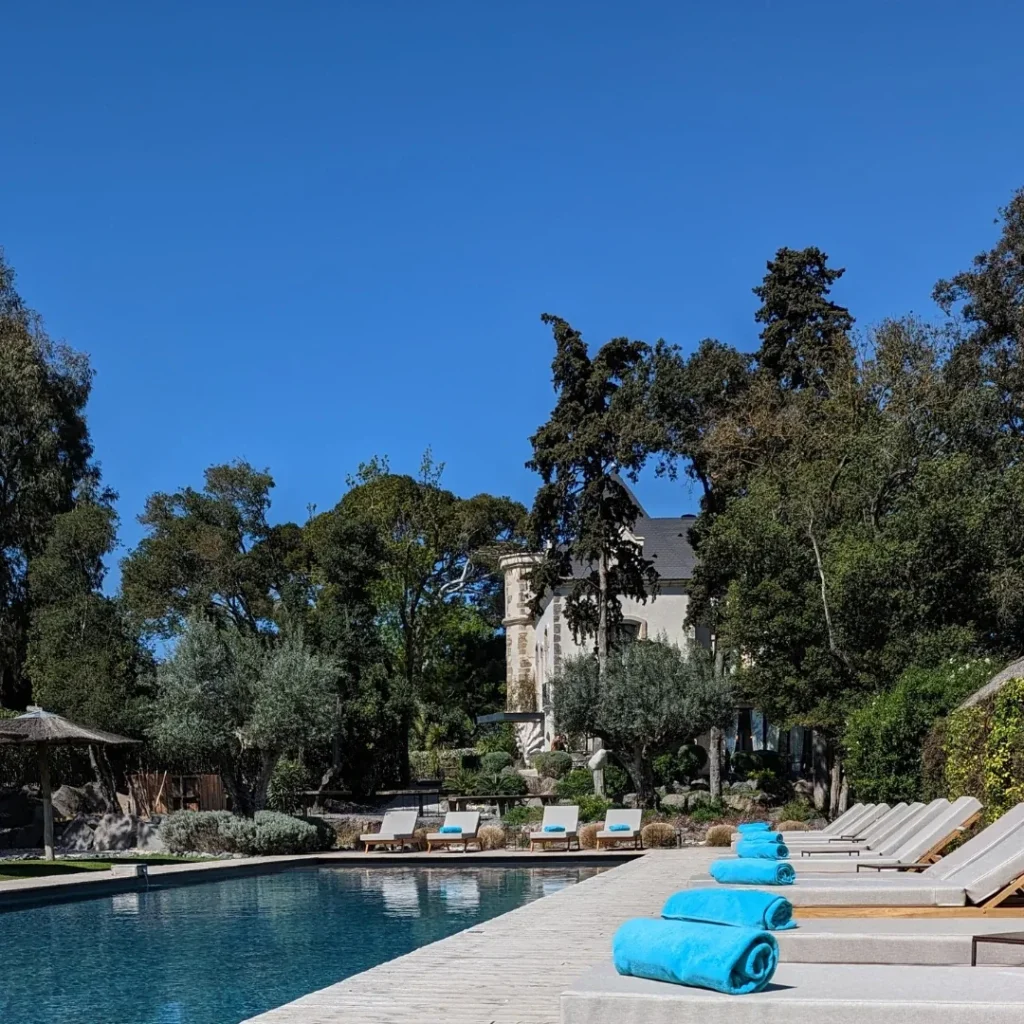Piscine et parc arboré du Domaine Tarbouriech à Marseillan