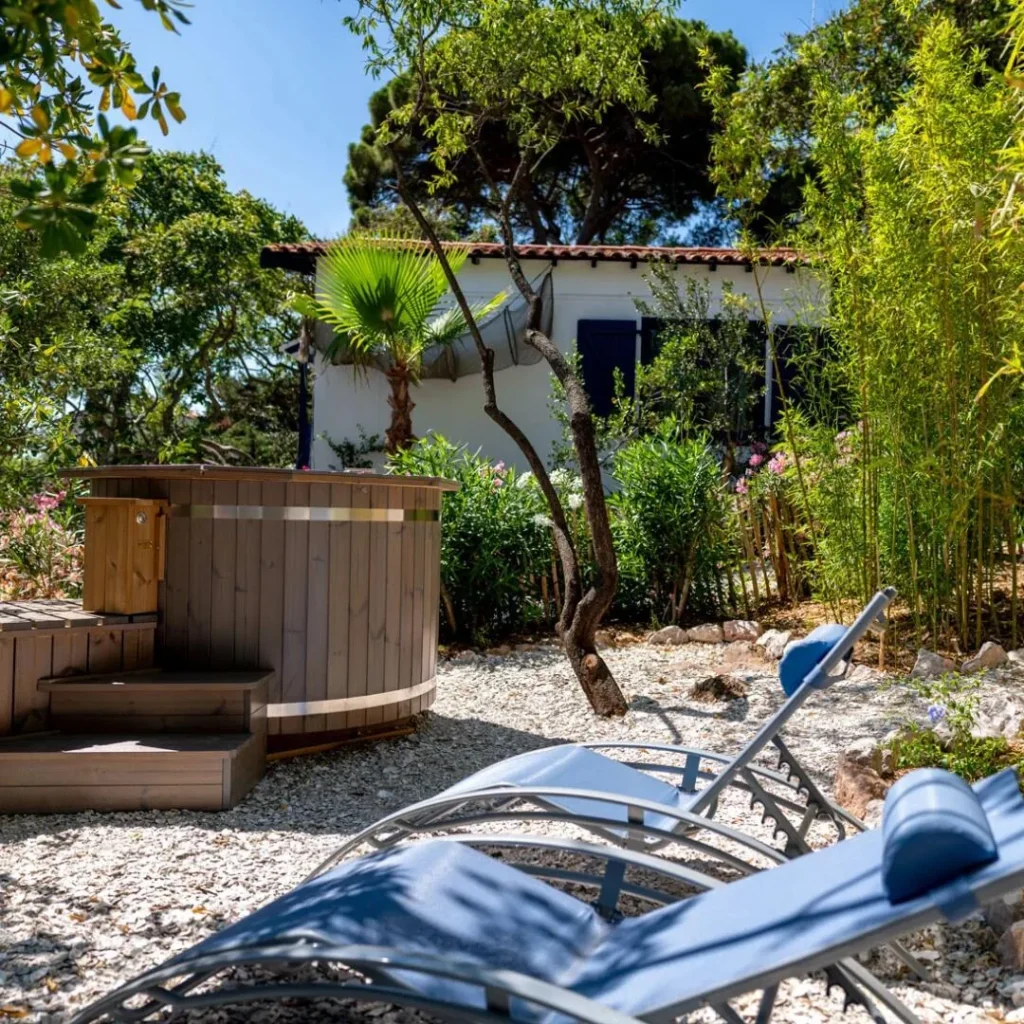 Terrasse et jardin méditerranéen du Domaine Tarbouriech à Marseillan