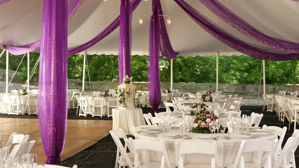 Salle de réception décorée de tentures pour un mariage à la Manade Occitane à Marsillargues